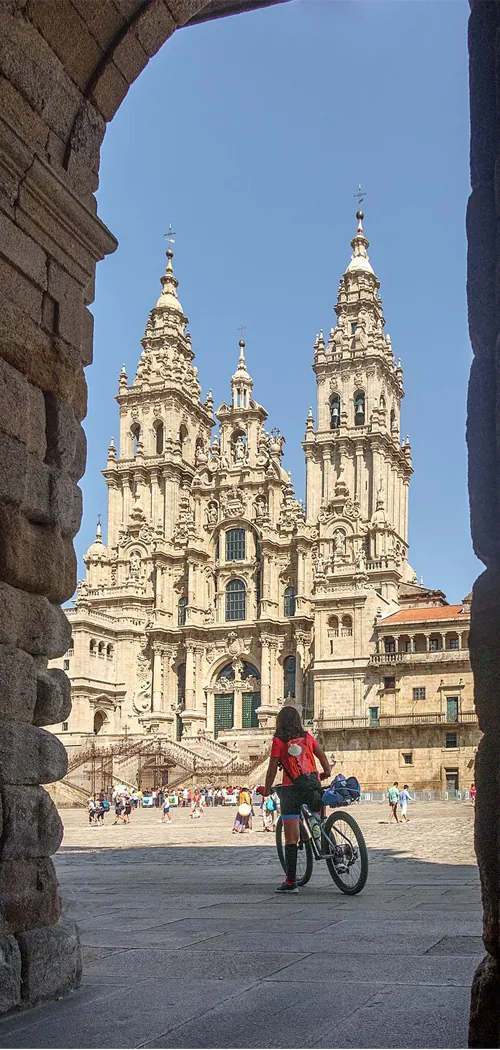 Pellegrino in bicicleta alla Piazza del Obradoiro a Santiago de Compostela