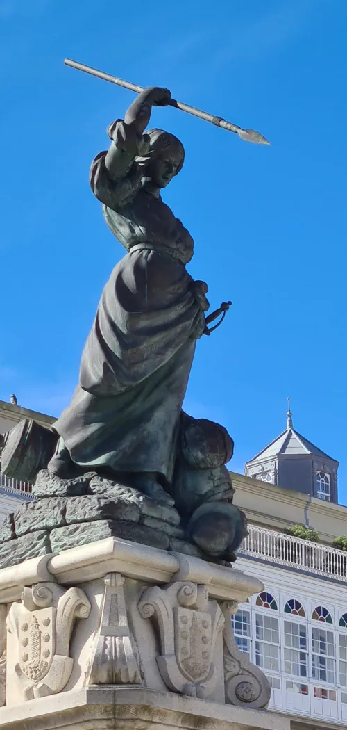Statua di María Pita nella piazza principale – visita guidata al centro storico di A Coruña