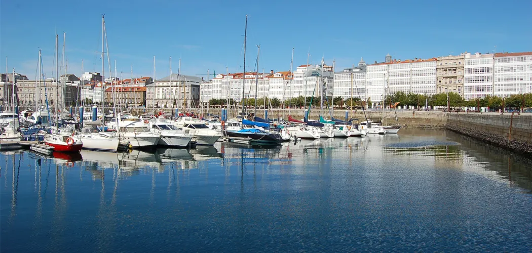 Barche e pontili nella Marina di A Coruña – panorama marittimo del tour privato