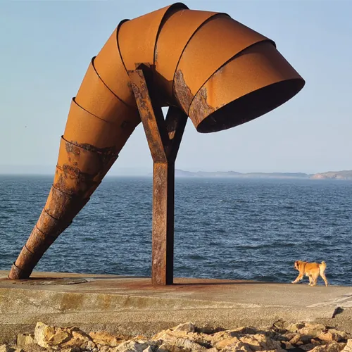 Scultura a forma di conchiglia marina nel Giardino Scultoreo della Torre di Ercole – museo a cielo aperto