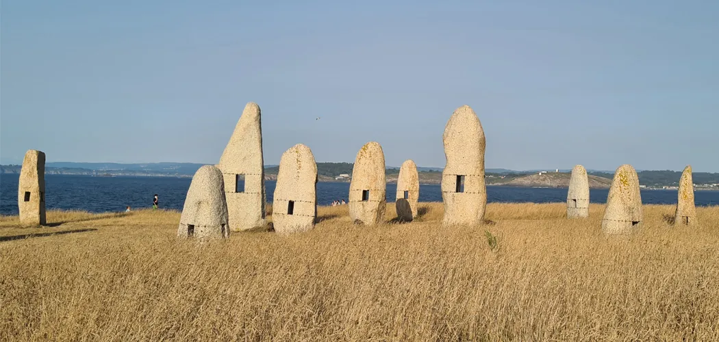 Gruppo di menhir nel Giardino Scultoreo della Torre di Ercole ad A Coruña – tappa del tour privato
