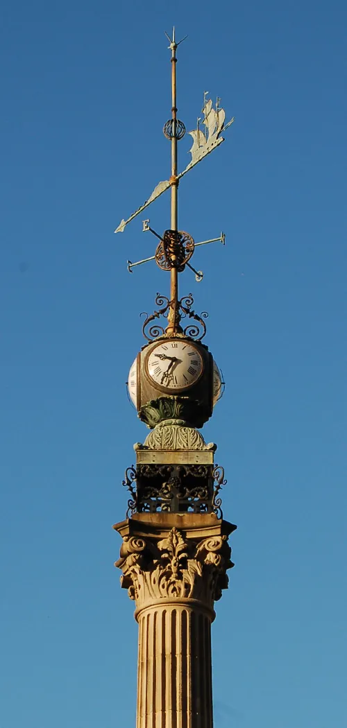 Obelisco modernista di A Coruña, uno dei luoghi del percorso del tour di Picasso