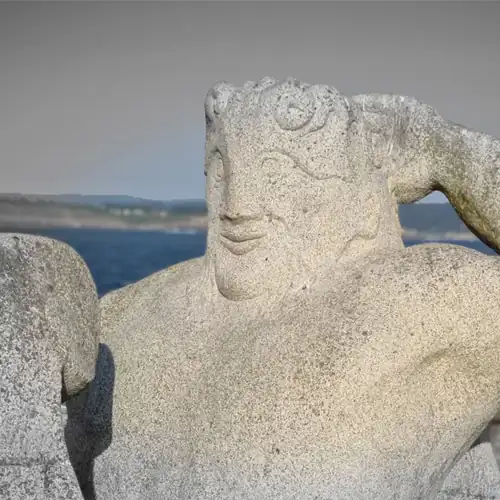 Scultura dell'Argonauta nel giardino scultorico di A Coruña