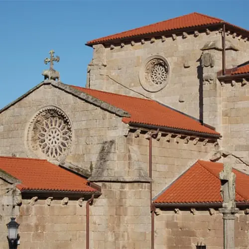 Dettaglio della chiesa di San Francesco a Betanzos durante un tour privato in italiano