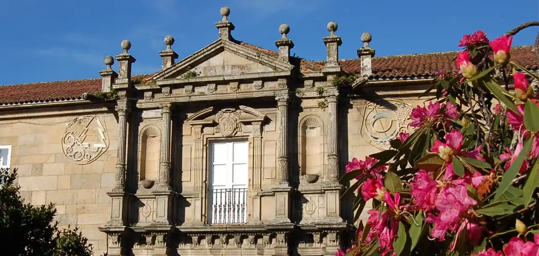 Facciata di San Clemente - Tour privato in italiano al Centro Storico di Santiago di Compostela