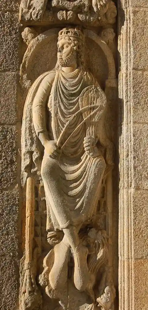 Dettaglio di un musicista nello stipite della Porta delle Platerías - Visita guidata in italiano alla Cattedrale di Santiago di Compostela